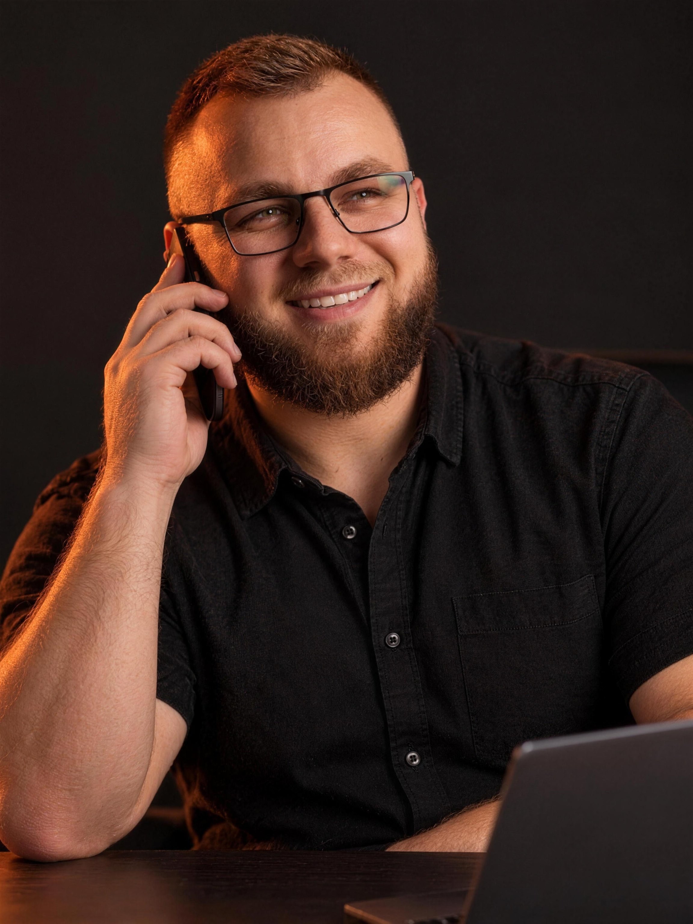 Artur Hunia przy telefonie